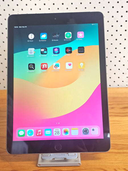 Apple iPad 6th Generation, 32 GB wifi+ cellular Pre-owned